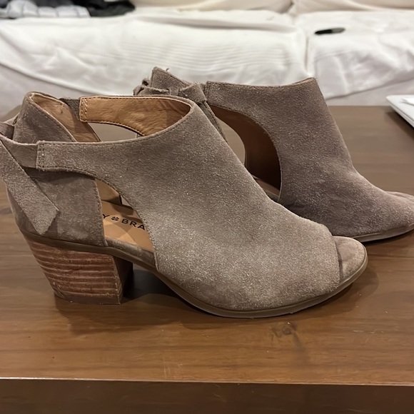 Lucky Brand Betsee Suede Peep Toe Booties Size 7.5 So cute ties in back - Picture 4 of 8